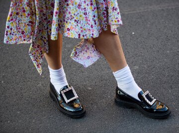 Weiße Socken zu schwarzen Loafern und Blumenkleidern gestylt | © Getty Images/Christian Vierig