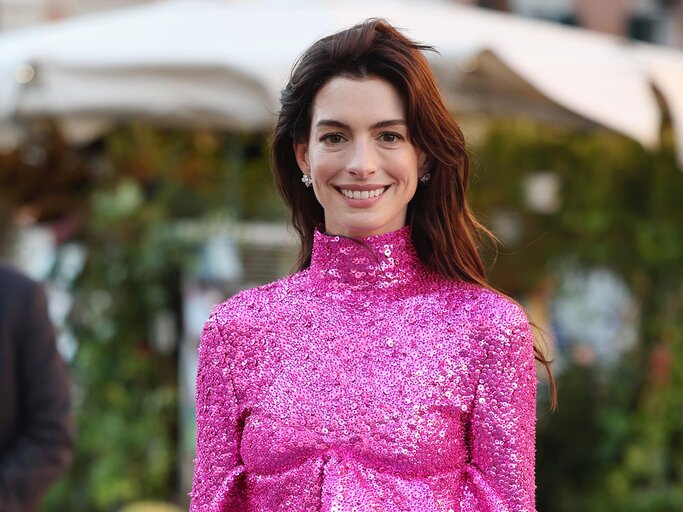 Anne Hathaway in Pink | © Getty Images/Jacopo Raule 