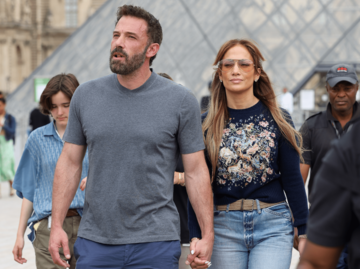 Jennifer Lopez und Ben Affleck Hand in Hand in Paris | © Getty Images/Pierre Suu 