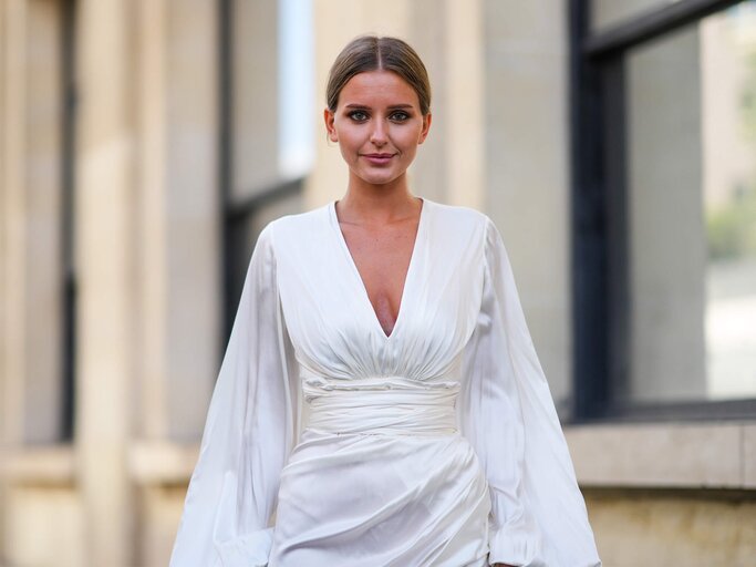 Frau trägt weißes Kleid | © Getty Images/Edward Berthelot / Kontributor
