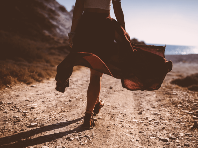 Frau mit langem Rock geht auf Weg | © Getty Images/wundervisuals