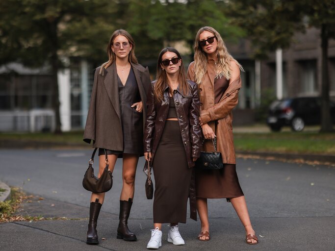 Verschiedene Frauen mit Lermänteln | © Getty Images/Jeremy Moeller 