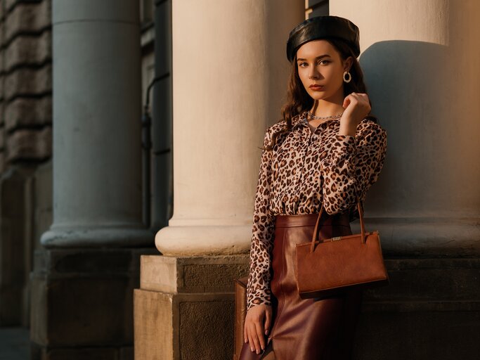 Modeporträt einer jungen eleganten Frau mit Leopardendruckhemd und Lederrock | © shutterstock/Victoria Chudinova
