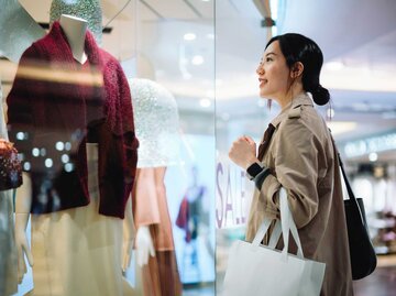 Frau betrachtet beim Shoppen etwas im Schaufenster  | © Getty Images/d3sign