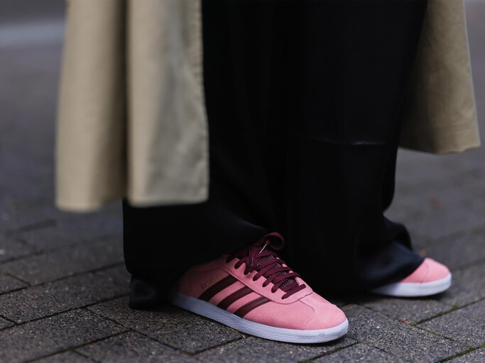 Frau trägt rosafarbene Sneaker von Adidas | © Getty Images/Jeremy Moeller