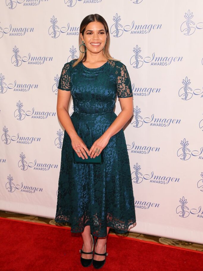 Schauspielerin America Ferrera trägt ein blaugrünes Kleid mit Spitze | © Getty Images/JB Lacroix 