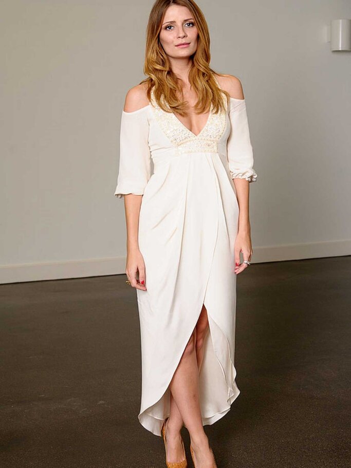 Schauspielerin Mischa Bartron trägt ein weißes Kleid mit  | © Getty Images/Nick Harvey