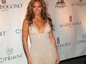 Sängerin Beyonce trägt ein enganliegendes goldenes Kleid mit Steinchen und tiefem Dekolleté | © Getty Images/Brad Barket 