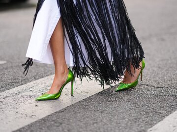 Frau trägt High Heels | © Getty Images/Edward Berthelot 