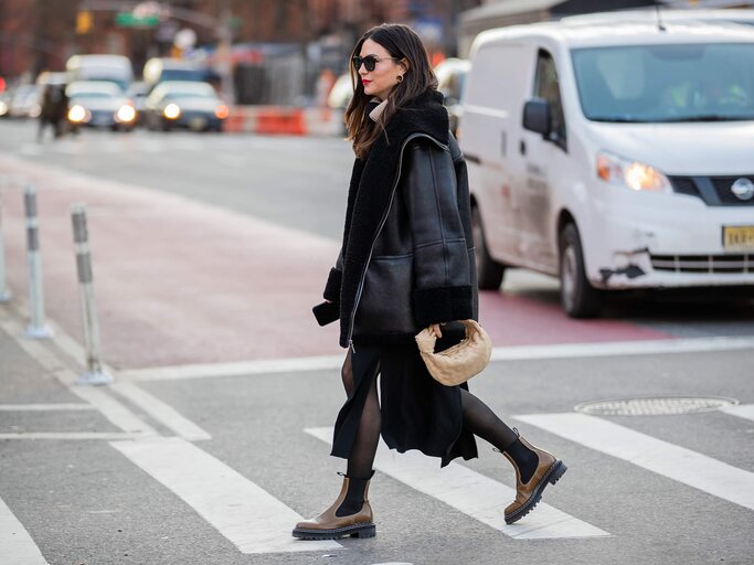 Frau trägt schwarze Lammfell-Jacke | © Getty Images/Christian Vierig 