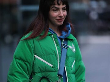 Frau trägt grüne Daunenjacke | © Getty Images/Jeremy Moeller 