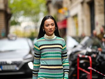 Frau trägt bunt gestrickten Pullover  | © Getty Images/Edward Berthelot 