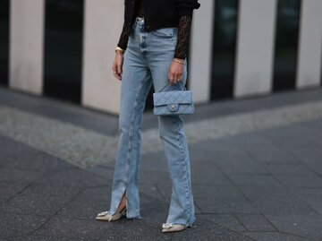 Aufnahme von Beinen einer Frau, die eine Jeans mit einem Schlitz am Hosensaum trägt | © Getty Images/Jeremy Moeller