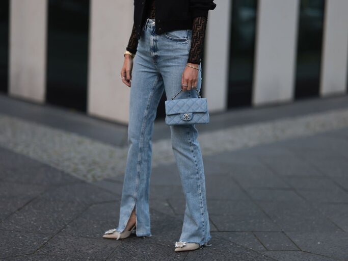 Aufnahme von Beinen einer Frau, die eine Jeans mit einem Schlitz am Hosensaum trägt | © Getty Images/Jeremy Moeller