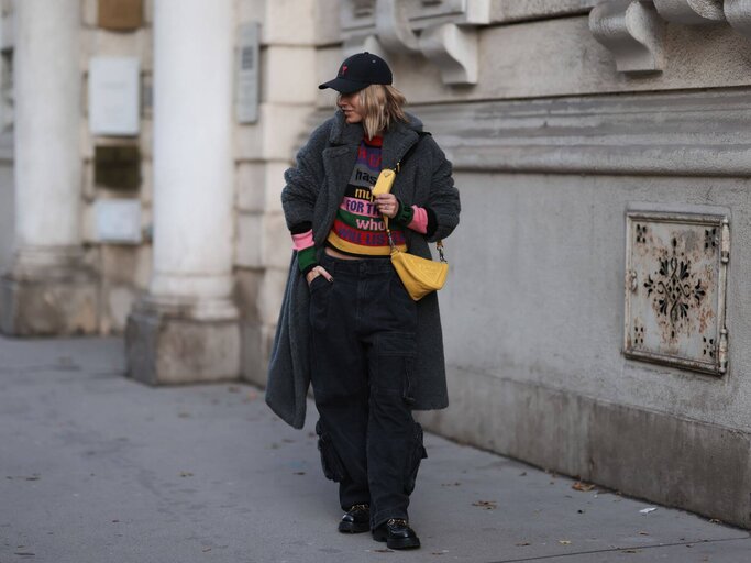 Karin Teigl in Winter-Look mit dunkler Cargo-Jeans | © Getty Images/Jeremy Moeller