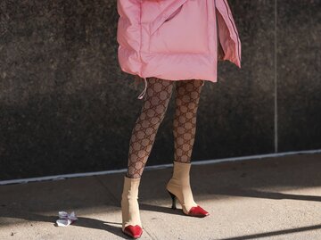 Frau trägt Strumpfhose von Gucci | © Getty Images/Jeremy Moeller