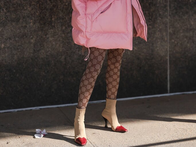Frau trägt Strumpfhose von Gucci | © Getty Images/Jeremy Moeller
