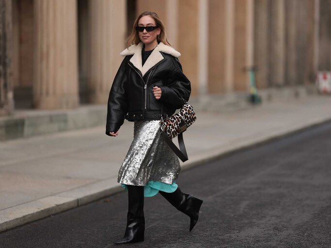 Sonia Lyson trägt einen Paillettenrock kombiniert mit einer Lederjacke und Lederstiefeln. | © Getty Images / Jeremy Moeller