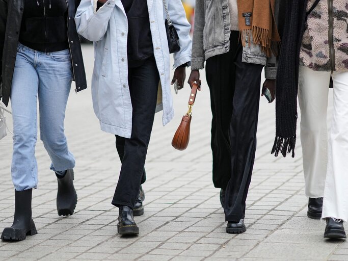 4 Frauen tragen Boots | © Getty Images/Edward Berthelot 