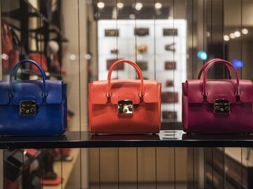 Aufnahme von drei Designertaschen in einer Boutique | © Getty Images/Grosescu Alberto Mihai