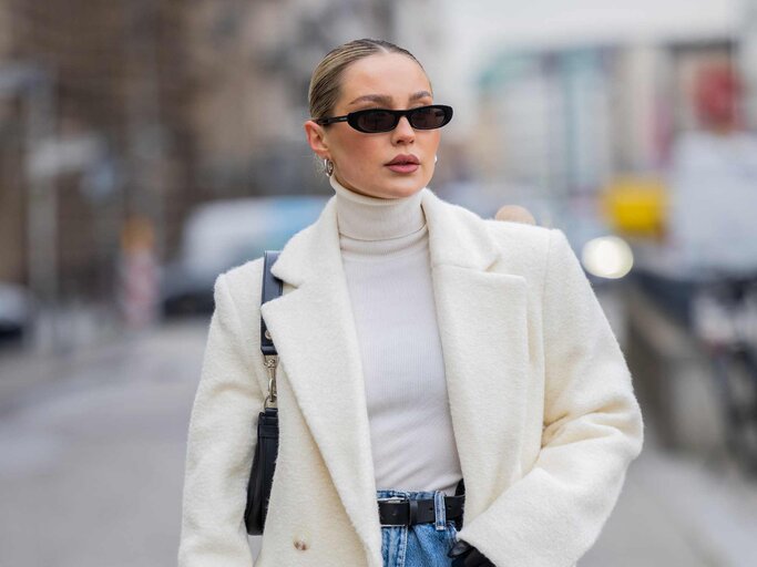 Streetstyle einer Frau mit Rollkragenpullover | © Getty Images/Christian Vierig 