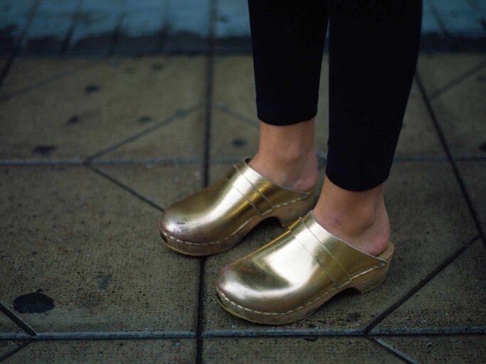 Goldene Clogs | © Getty Images/Mattia Marchi