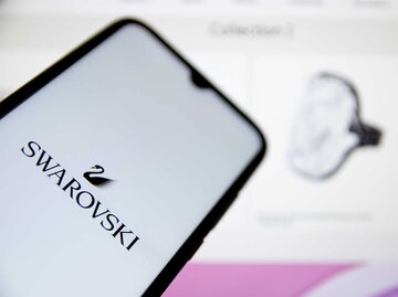 Swarovski-Logo auf einem Handybildschirm. | © Getty Images/SOPA Images