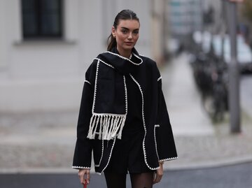 Streetstyle von Celine Bethmann in einem Schal-Mantel von Toteme | © Getty Images/Jeremy Moeller