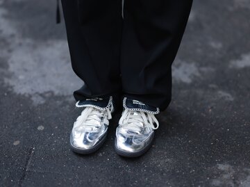 Streetstyle von silbernen Adidas x Wales Bonner Sneakern. | © Getty Images/Jeremy Moeller
