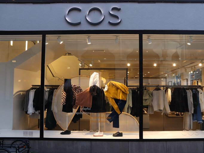 COS Store von außen | © AdobeStock/Tupungato