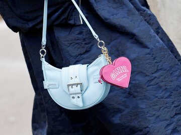 Herzchenanhänger an einer Tasche zum Valentinstag. | © Getty Images/Claudio Lavenia