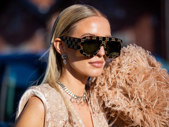 Leonie Hanne trägt Sonnenbrille von Gucci | © Getty Images/Christian Vierig / Kontributor