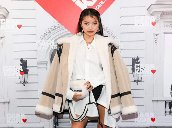 Model bei Paris Fashion Week mit Lammfell-Jacke und -Tasche | © Getty Images/Arnold Jerocki 