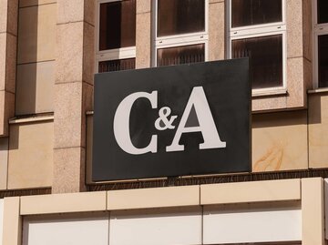 C&A Logo in Düsseldorf. | © Getty Images/Jeremy Moeller