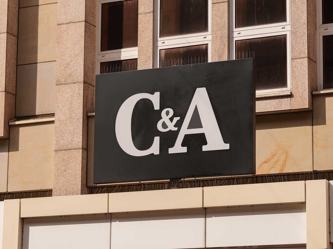 C&A Logo in Düsseldorf. | © Getty Images/Jeremy Moeller