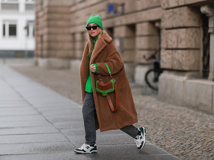 Streetstyle von Sonia Lyson in braunem Teddymantel | © Getty Images/Jeremy Moeller