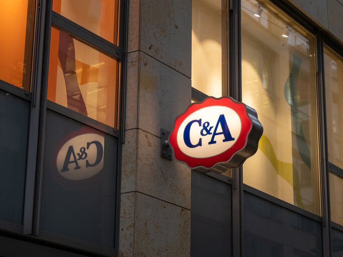 C&A-Store mit beleuchteten Fenstern | © AdobeStock/1take1shot