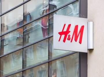 Logo des schwedischen Einzelhandel-Kleidung Unternehmen & Hennes Mauritz (H&M) | © GettyImages/aprott