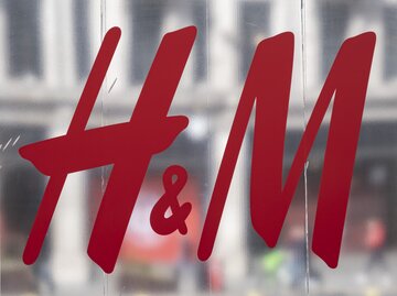 H&M Logo | © Getty Images/Mike Kemp