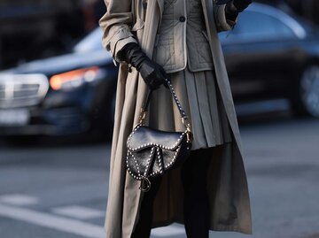 Caro Daur trägt eine Saddle Bag von Dior | © Getty Images/Jeremy Moeller 