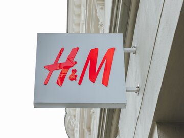 H&M Store mit Logo-Schild | © AdobeStock/Dennis