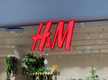 H&M Shop Logo | © Adobe Stock/IB Photography