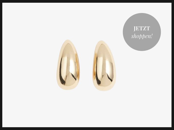 Goldene Tropfenförmige Ohrringe von H&M sehen aus wie Ohrringe von Bottega Veneta | © H&M