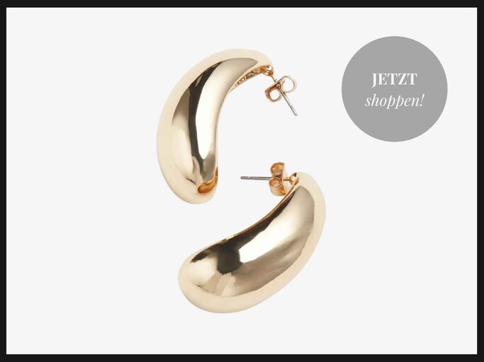 Goldene Tropfenförmige Ohrringe von H&M sehen aus wie Ohrringe von Bottega Veneta | © H&M