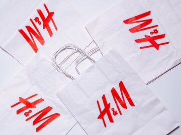 Vier weiße H&M-Tüten mit rotem Logo | © AdobeStock/Алексей Филатов