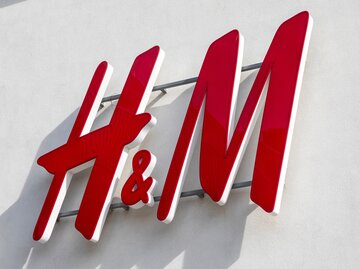H&M Store mit rotem Logo | © AdobeStock/chrisdorney