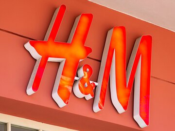H&M-Store von außen mit Logo | © AdobeStock/konoplizkaya