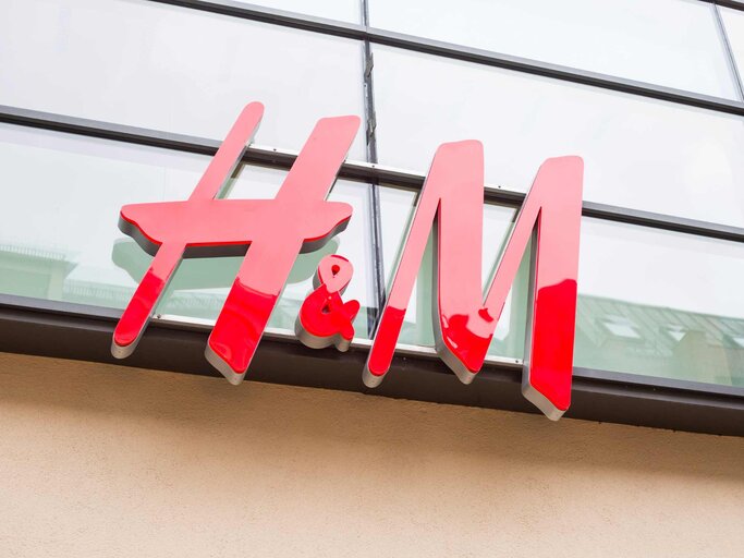 H&M Shop Logo | © Adobe Stock/Oleksandr