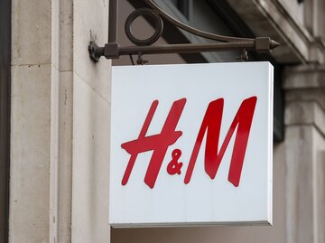H&M-Store mit Logo | © Getty Images/Bloomberg/Hollie Adams