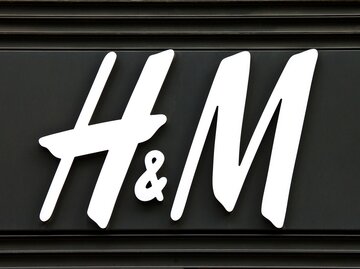 H&M-Filiale mit Logo | © AdobeStock/chrisdorney